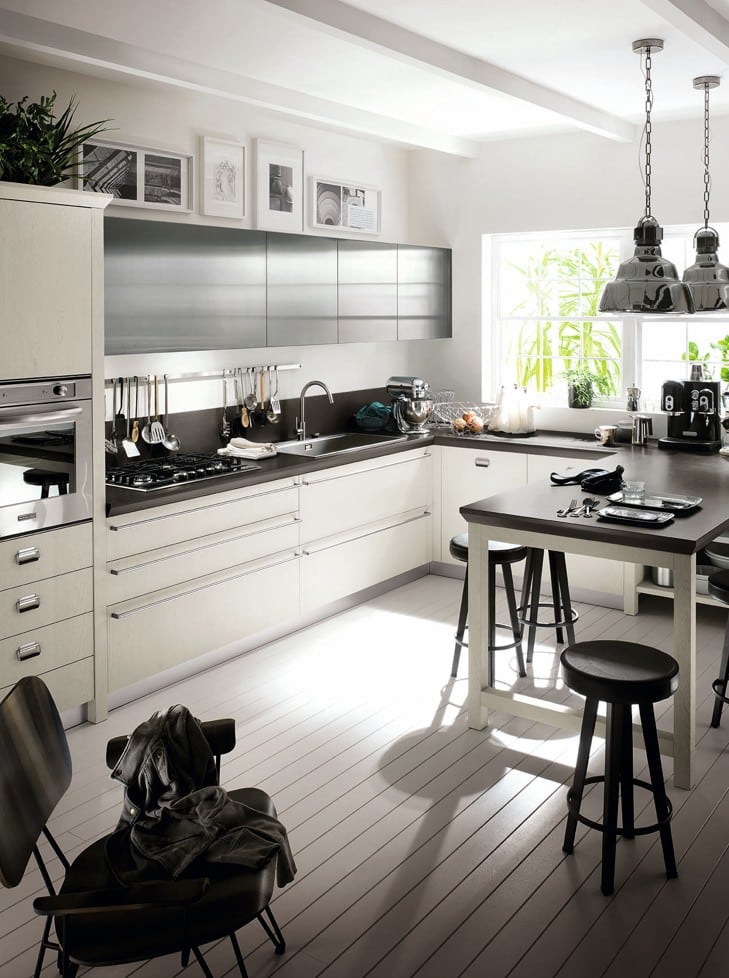 Moderni keittiö, valoisa ja avara.
