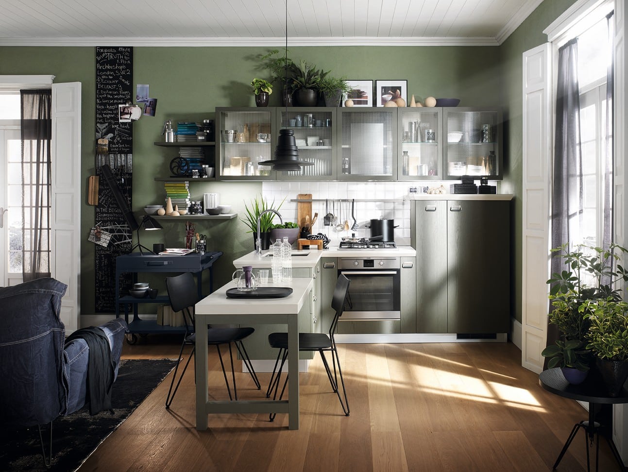 Tyylikäs keittiö vihreällä seinällä