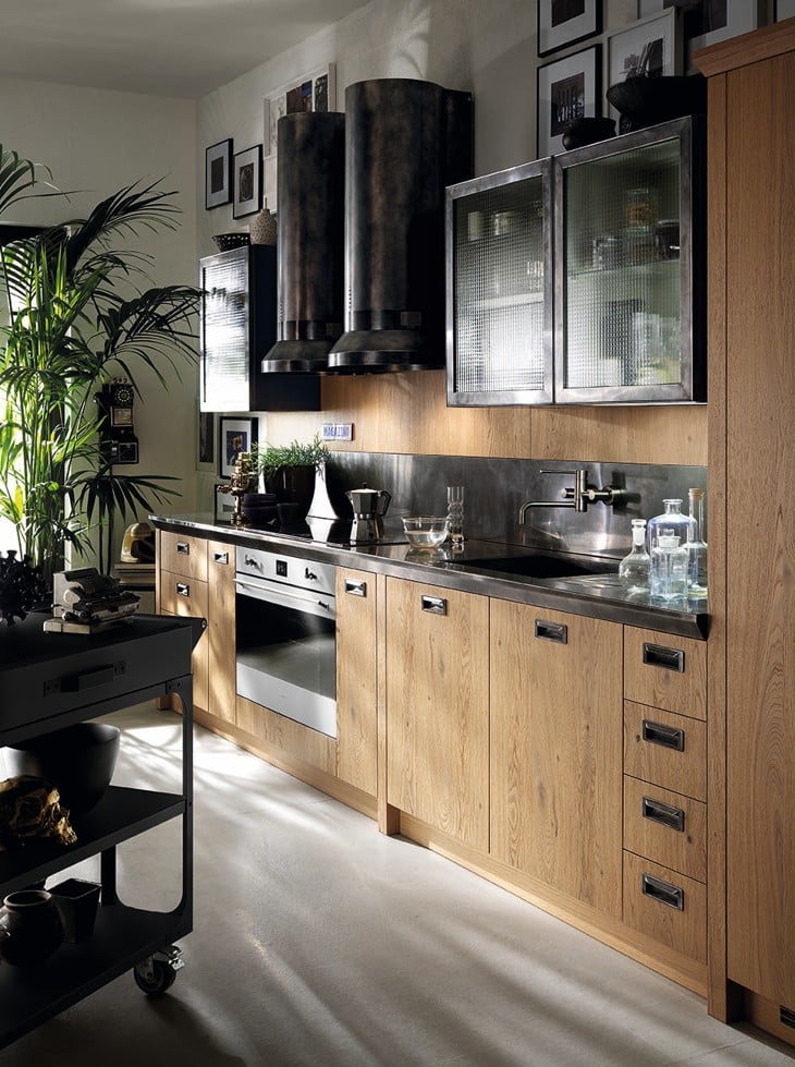 Tyylikäs moderni keittiö, puupinnat.