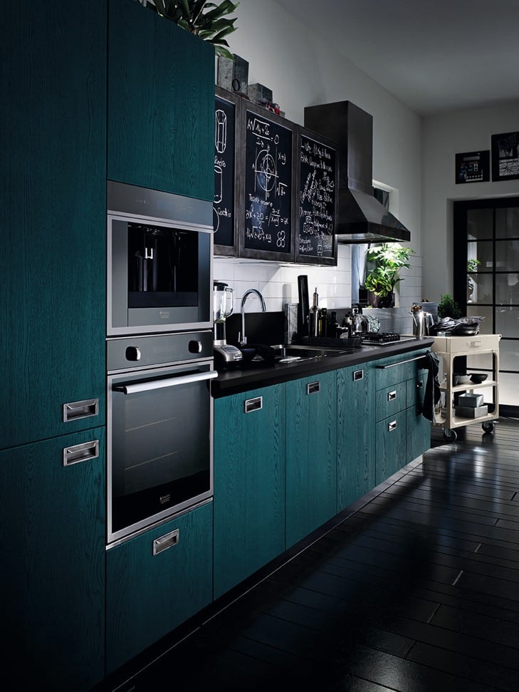 Moderni keittiö tummilla sävyillä