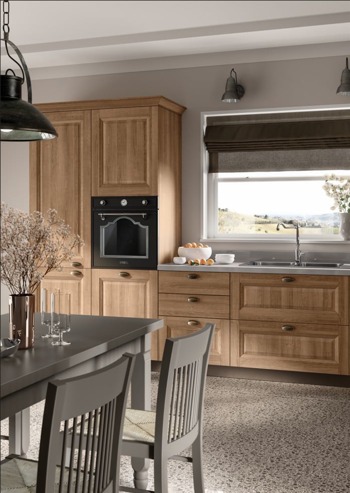 Moderni keittiö, puukalusteet ja ikkuna.