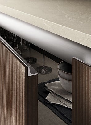 Tyylikäs keittiökaappi ja astiat