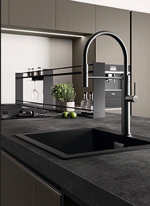 Moderni keittiö mustalla altaalla