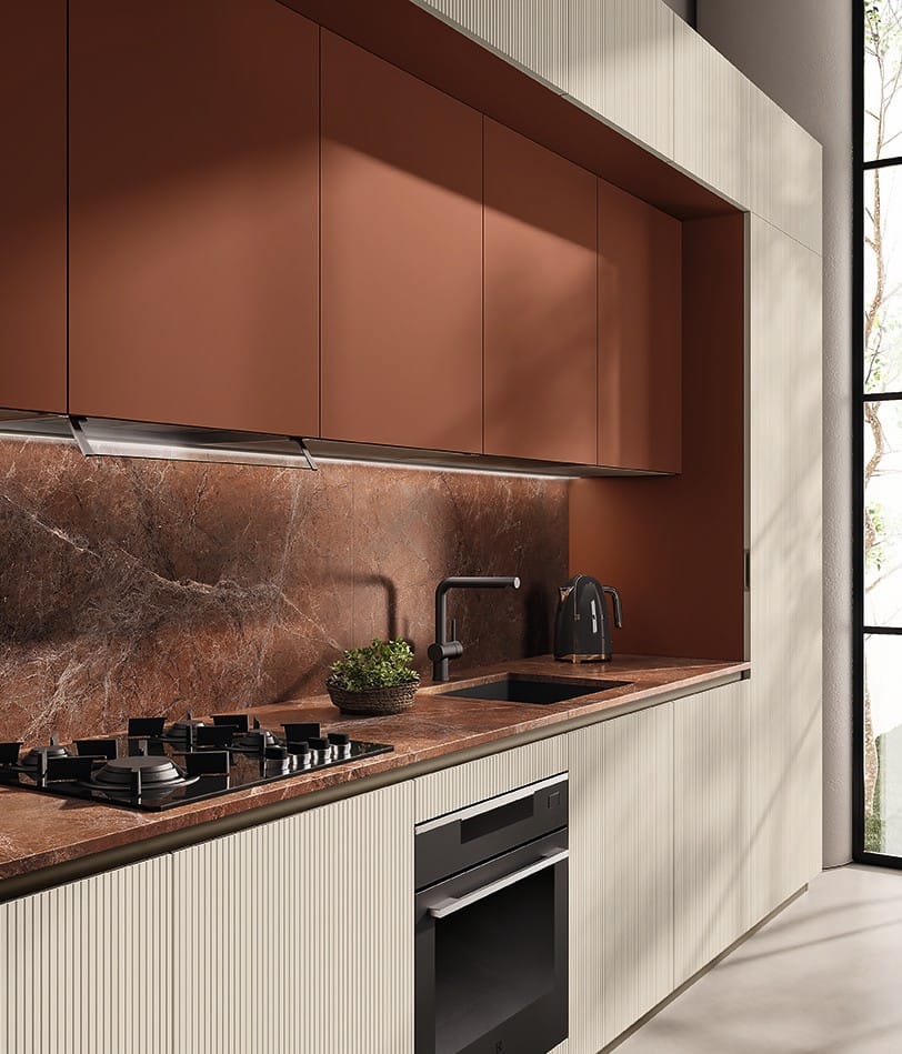 Moderni keittiö, ruskeat sävyt.