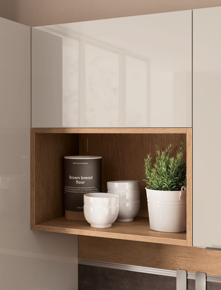 Kaappi, jossa on astioita ja yrttejä.