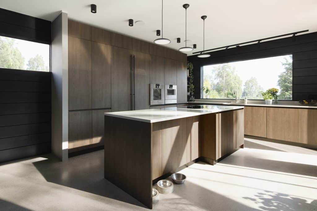 Moderni keittiö, avara ja valoisa.