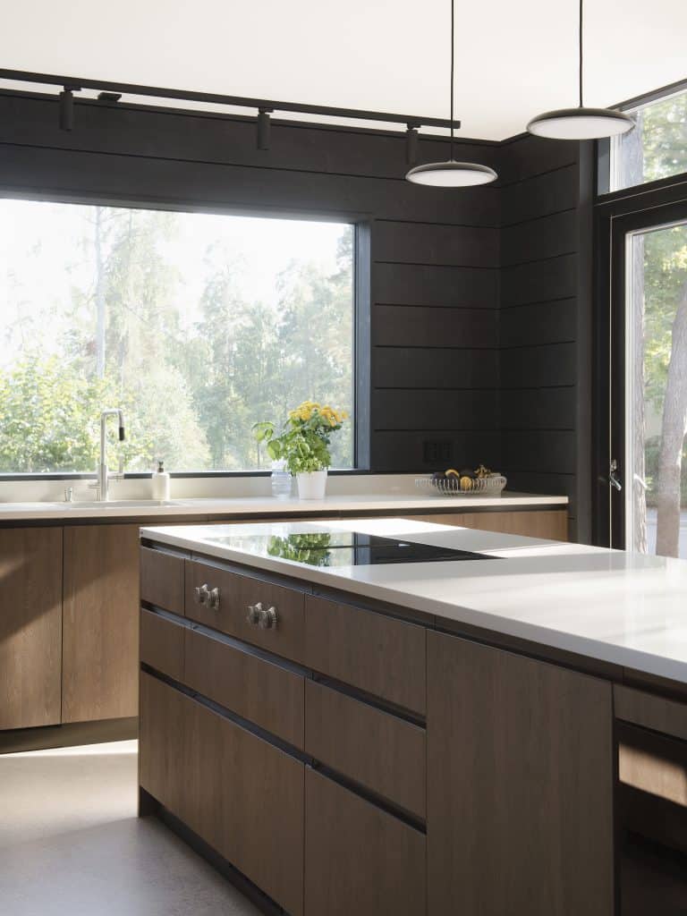 Moderni keittiö luonnonvalossa