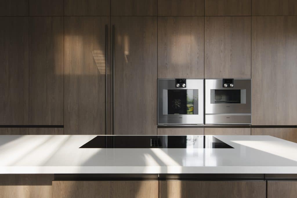 Moderni keittiö, vaaleat pinnat.