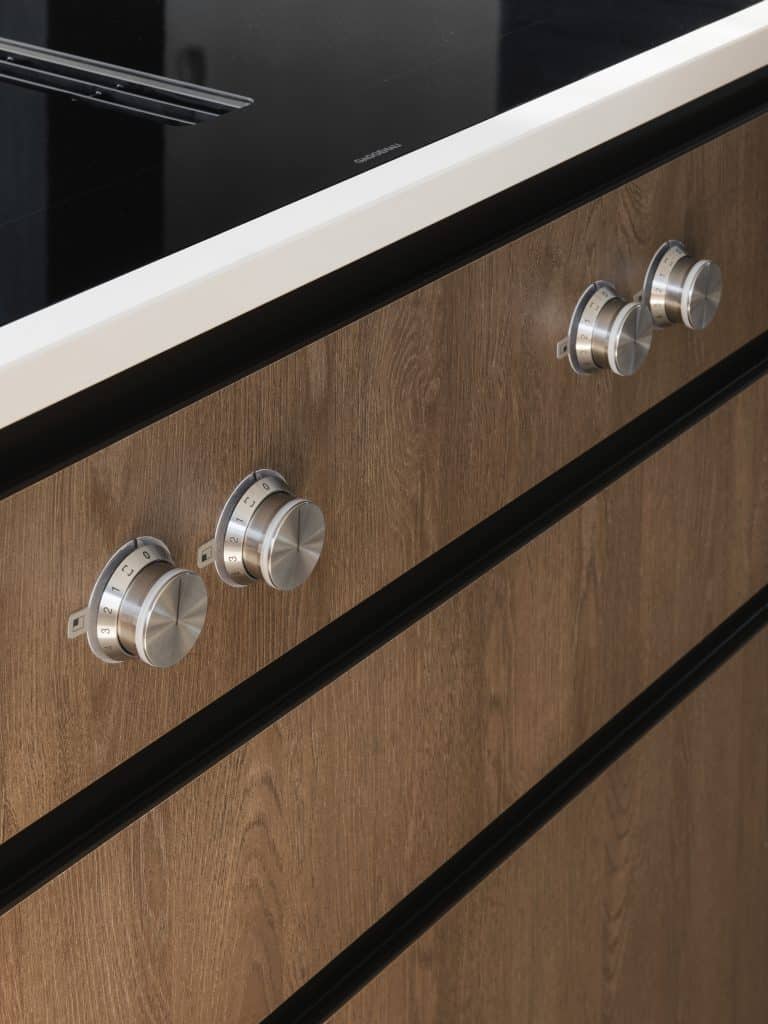 Moderni keittiö, metalliset säätimet.