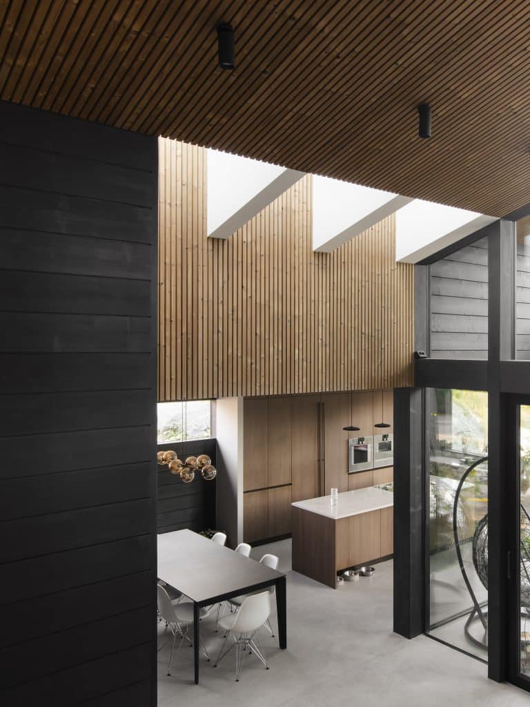 Moderni keittiö ja avara tila.