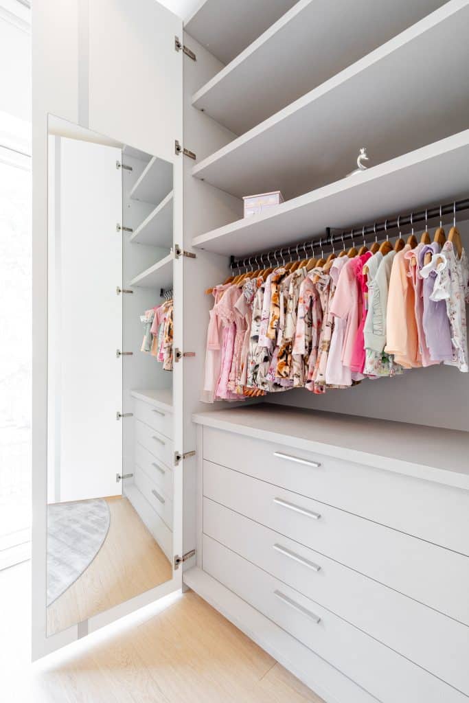 Siisti vaatekaappi, värikkäitä vaatteita.