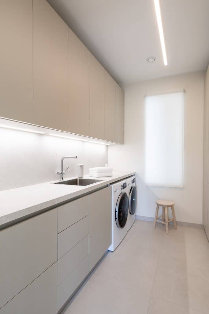 Moderni ja valoisa kodinhoitohuone