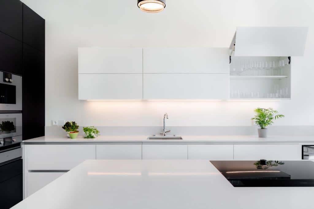 Moderni ja minimalistinen keittiö