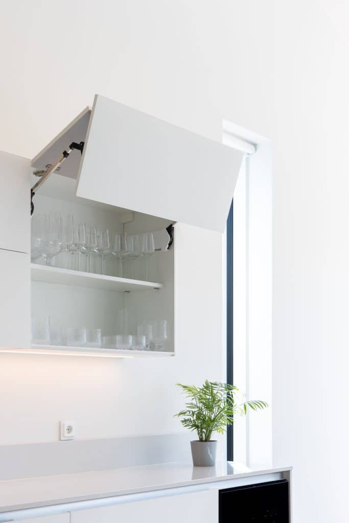 Tyylikäs keittiökaappi avautuu ylös.