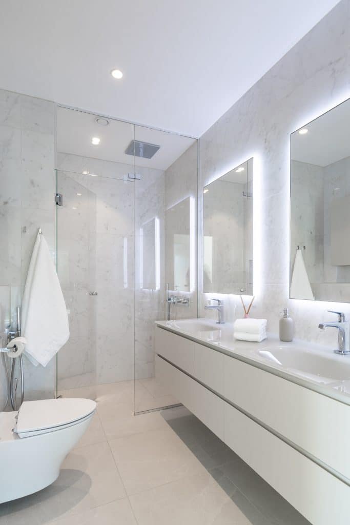 Moderni ja valoisa kylpyhuone