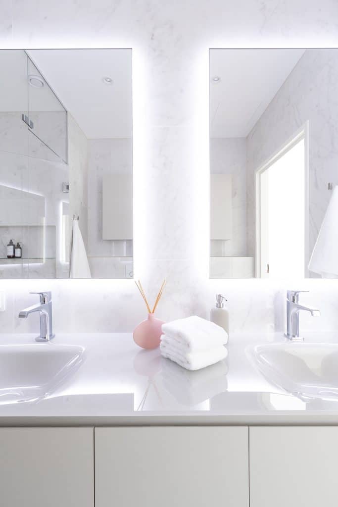 Moderni kylpyhuone, peilit ja pyyhkeet.