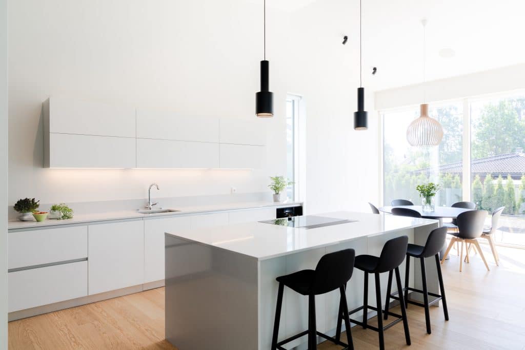 Moderni keittiö, valoisat värit.