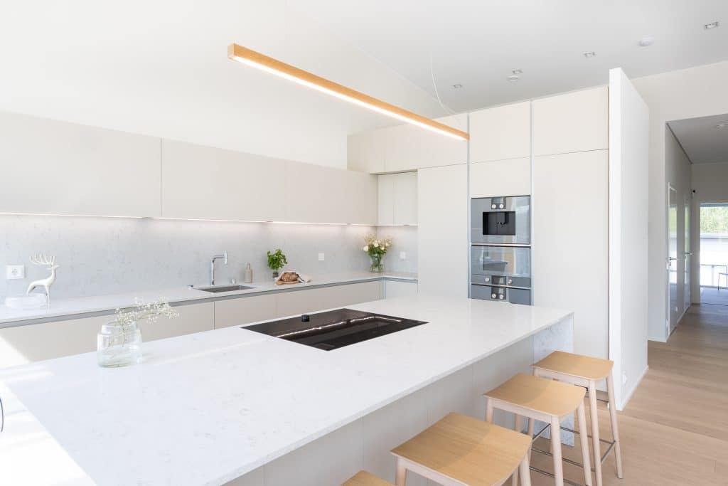 Moderni keittiö vaaleilla väreillä