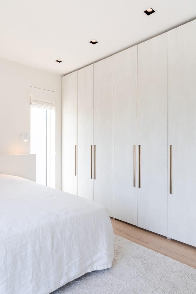 Vaalea makuuhuone, moderni kaapisto.