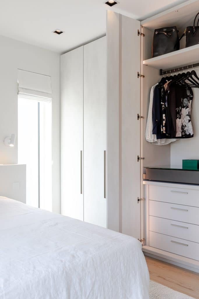 Tyylikäs makuuhuone vaatekaapilla.