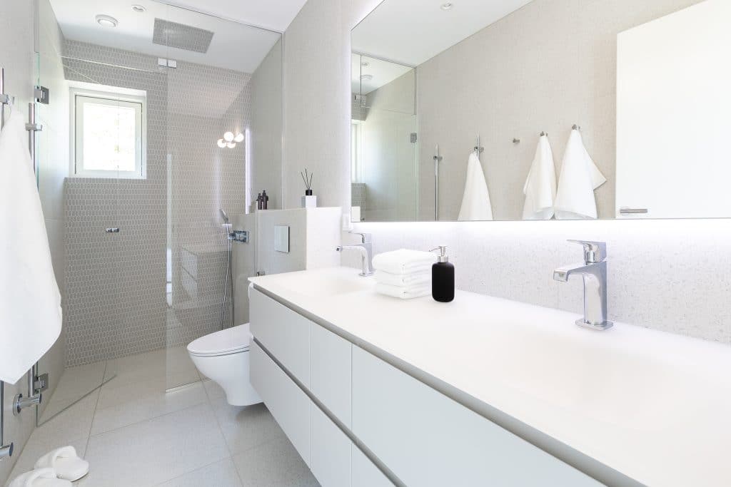 Moderni ja valoisa kylpyhuone