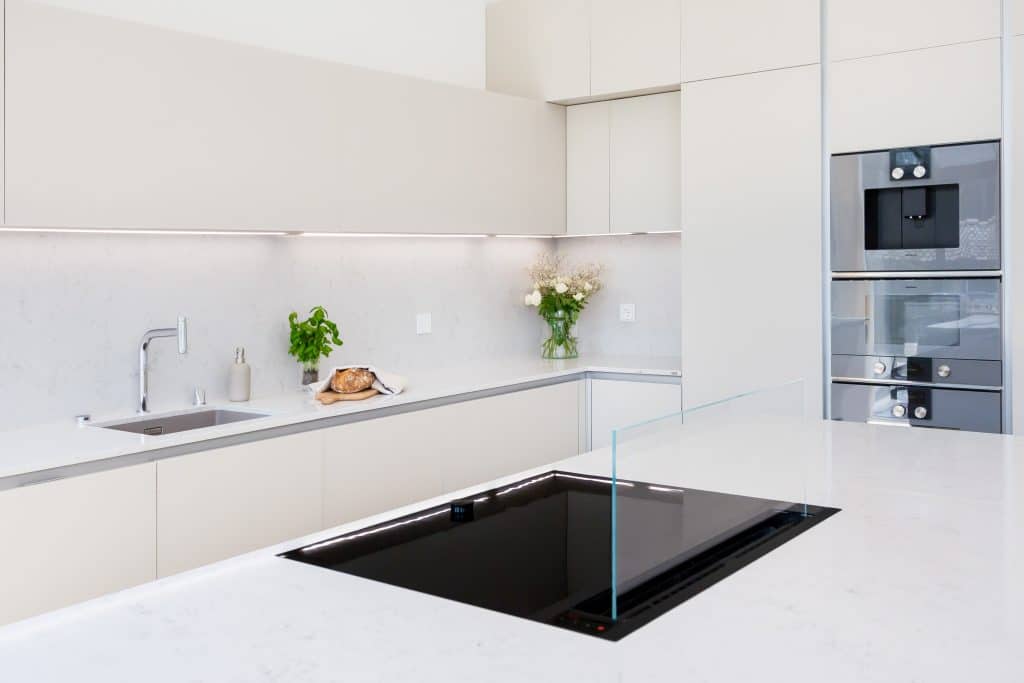 Moderni keittiö, minimalistinen tyyli.