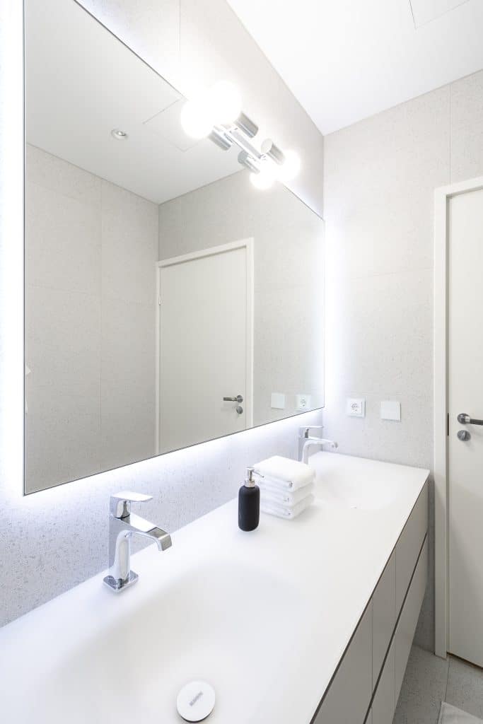 Moderni kylpyhuone, valoisa ja siisti.