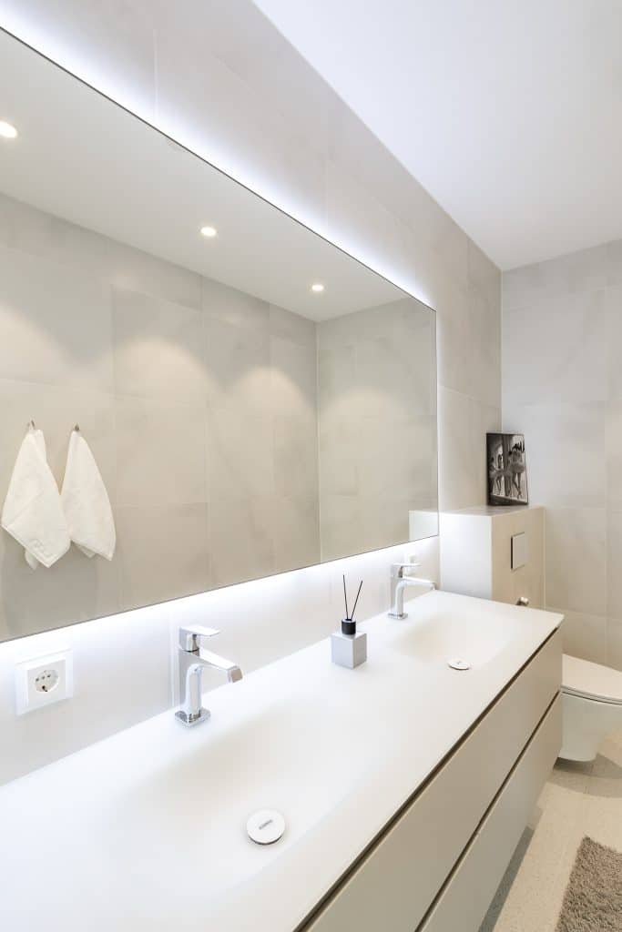 Moderni kylpyhuone valkoisilla pinnoilla