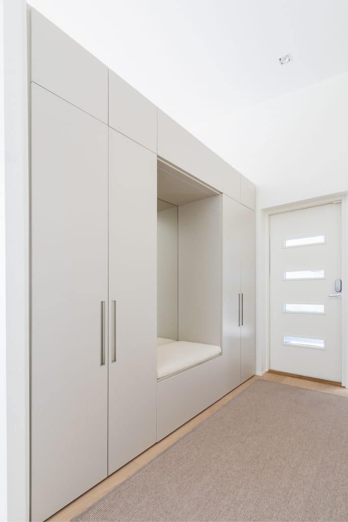 Moderni vaatekaappi ja ovi